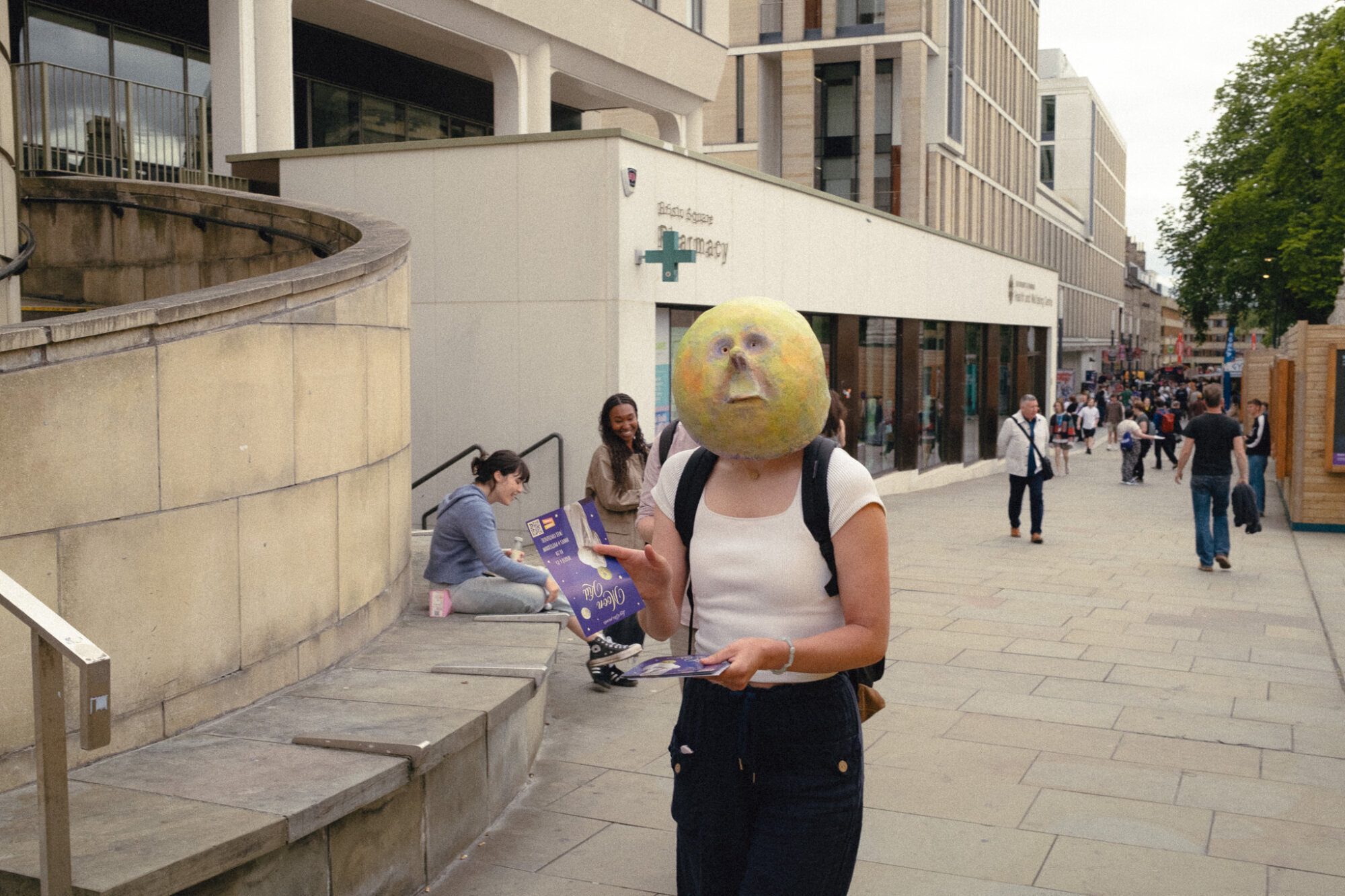 Edinburgh Festival street photo 14